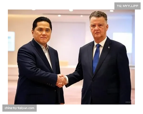 托希尔回应选帅问题:范加尔执教印尼传言不实,选帅需谨慎